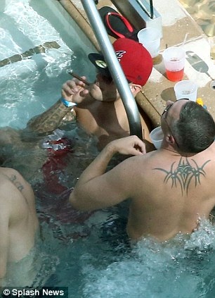 Μουντιάλ 2014 - Αγγλία: Τσιγάρα και ποτά για Χαρτ και Γουίλσιρ (photos)