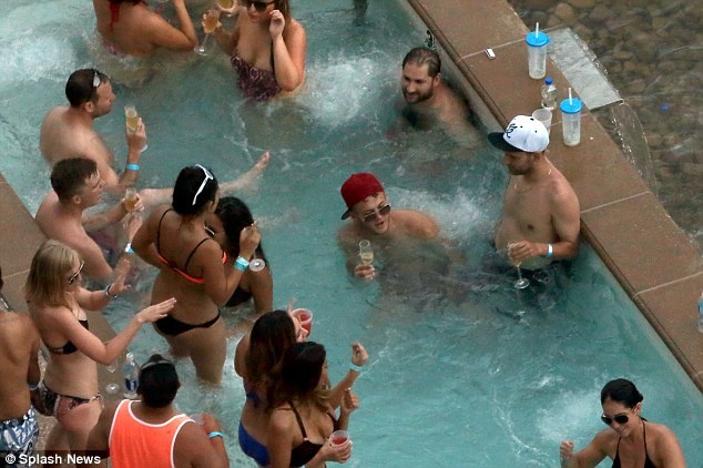 Μουντιάλ 2014 - Αγγλία: Τσιγάρα και ποτά για Χαρτ και Γουίλσιρ (photos)