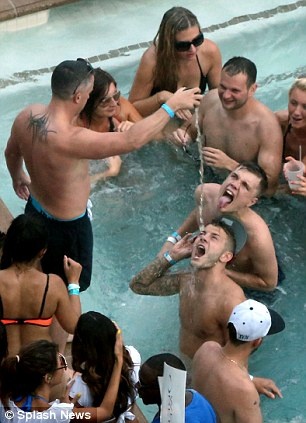 Μουντιάλ 2014 - Αγγλία: Τσιγάρα και ποτά για Χαρτ και Γουίλσιρ (photos)