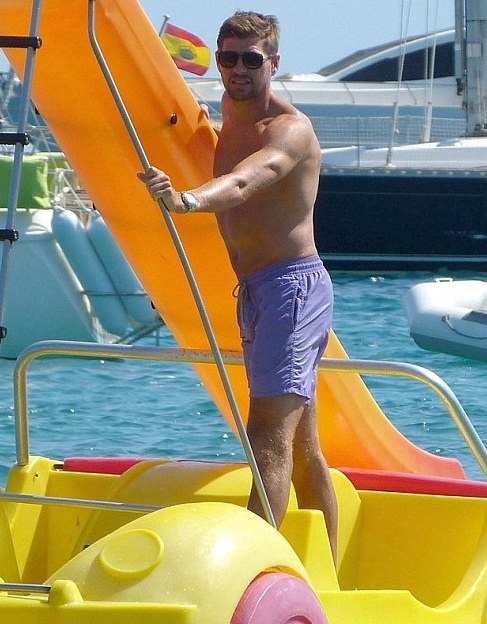 Λίβερπουλ: Σε... παρδαλό θαλάσσιο ποδήλατο ο Τζέραρντ (photos)