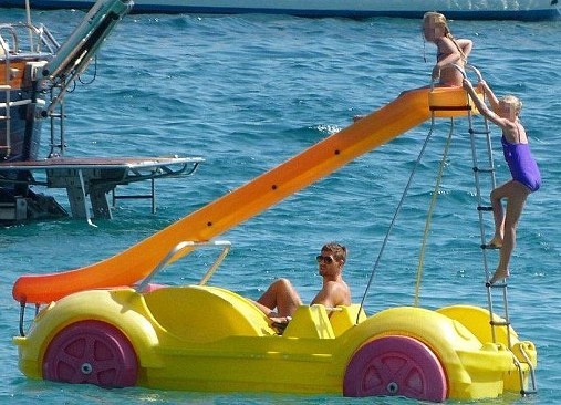 Λίβερπουλ: Σε... παρδαλό θαλάσσιο ποδήλατο ο Τζέραρντ (photos)