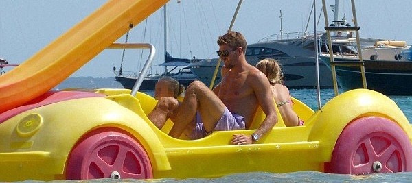 Λίβερπουλ: Σε... παρδαλό θαλάσσιο ποδήλατο ο Τζέραρντ (photos)