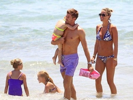 Λίβερπουλ: Σε... παρδαλό θαλάσσιο ποδήλατο ο Τζέραρντ (photos)