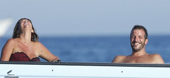 Ράφαελ φαν ντερ Φάαρτ: Βουτιές στο Σεν Τροπέ με τη φίλη του (photos)