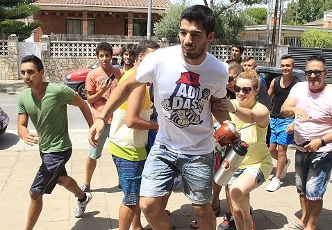 Μπαρτσελόνα: Οπαδοί κυνήγησαν τον Σουάρεζ στον δρόμο (photos)