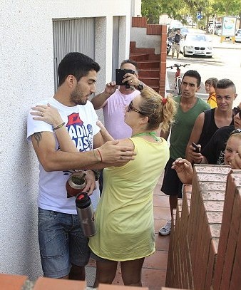 Μπαρτσελόνα: Οπαδοί κυνήγησαν τον Σουάρεζ στον δρόμο (photos)