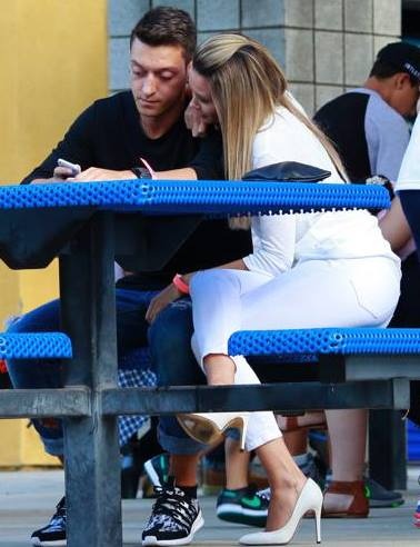 Άρσεναλ: Στο Λος Άντζελες με την Μάντι ο Οζίλ (photos)