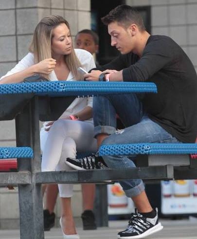 Άρσεναλ: Στο Λος Άντζελες με την Μάντι ο Οζίλ (photos)