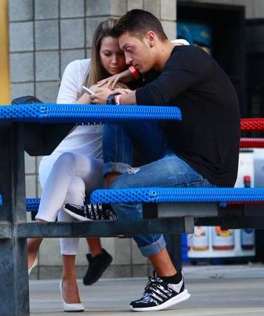 Άρσεναλ: Στο Λος Άντζελες με την Μάντι ο Οζίλ (photos)
