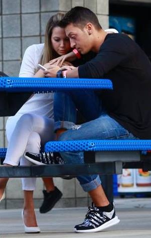 Άρσεναλ: Στο Λος Άντζελες με την Μάντι ο Οζίλ (photos)