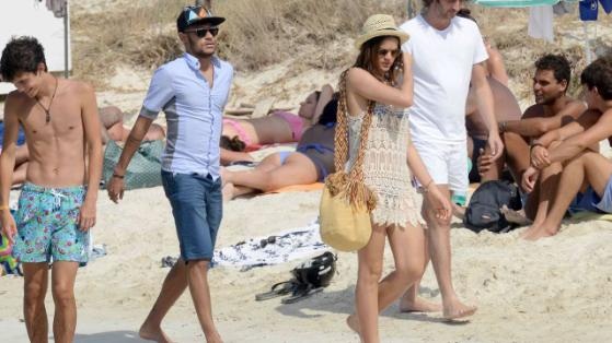 Μπαρτσελόνα: Αναρρώνει με… κορσέ στην Ιμπίζα ο Νεϊμάρ (photos)