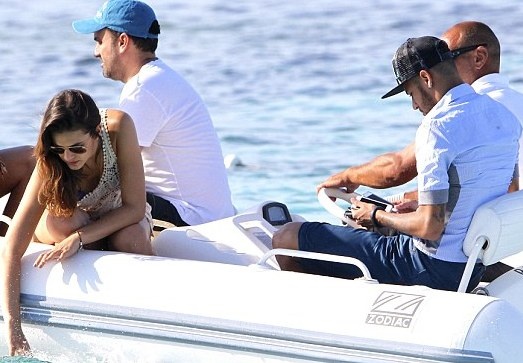 Νεϊμάρ: Φοράει ακόμα κορσέ στα μπάνια του (photos)