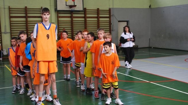 Μπάσκετ: Ο 13χρονος Ρουμάνος «γίγαντας» θα φτάσει τα 2.44! (photos+videos)
