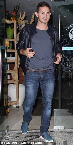 Βόλτα στο Μάντσεστερ για Λάμπαρντ και τη σύντροφο του (photos)