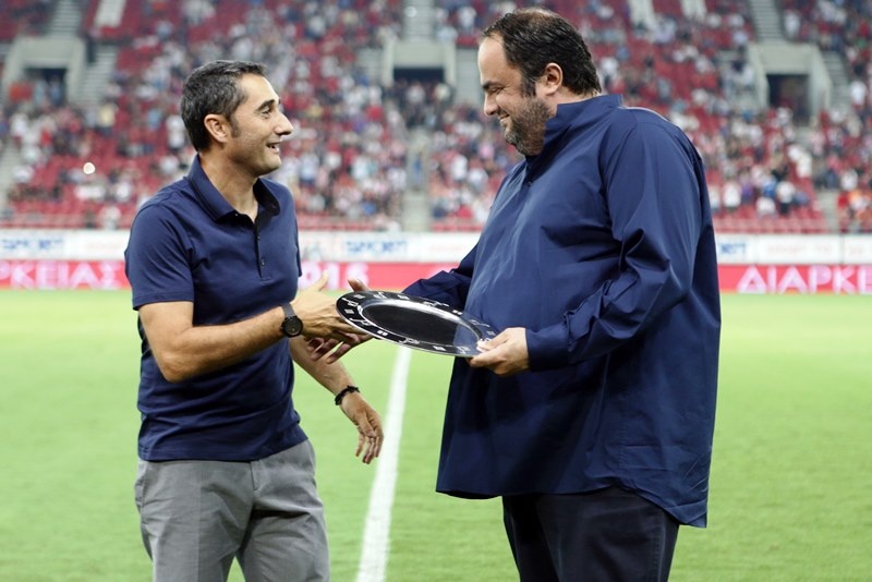 Ολυμπιακός – Αθλέτικ Μπιλμπάο: Βραβεύτηκε και αποθεώθηκε ο Βαλβέρδε (photos)