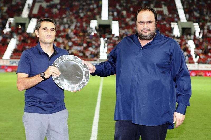 Ολυμπιακός – Αθλέτικ Μπιλμπάο: Βραβεύτηκε και αποθεώθηκε ο Βαλβέρδε (photos)