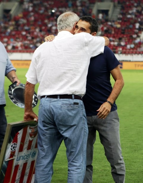 Ολυμπιακός – Αθλέτικ Μπιλμπάο: Βραβεύτηκε και αποθεώθηκε ο Βαλβέρδε (photos)