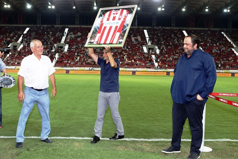 Ολυμπιακός – Αθλέτικ Μπιλμπάο: Βραβεύτηκε και αποθεώθηκε ο Βαλβέρδε (photos)