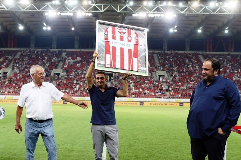 Ολυμπιακός – Αθλέτικ Μπιλμπάο: Βραβεύτηκε και αποθεώθηκε ο Βαλβέρδε (photos)