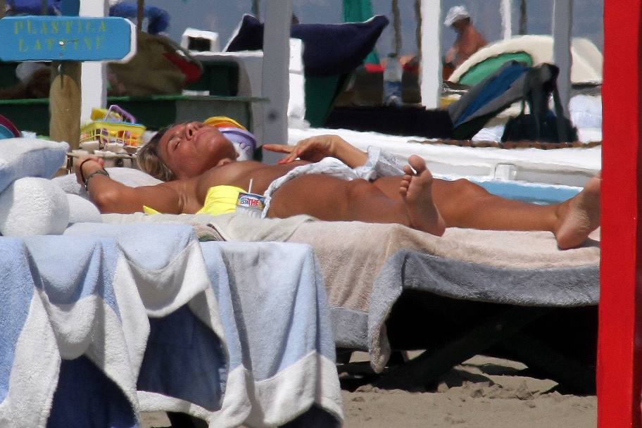 Αντρέα Πίρλο: Topless στην παραλία η πρώην του (photos)