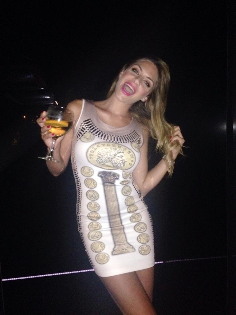 Ολυμπιακός: Ο έρωτας της Μάρτα για το... ελληνικό φόρεμα (photos)