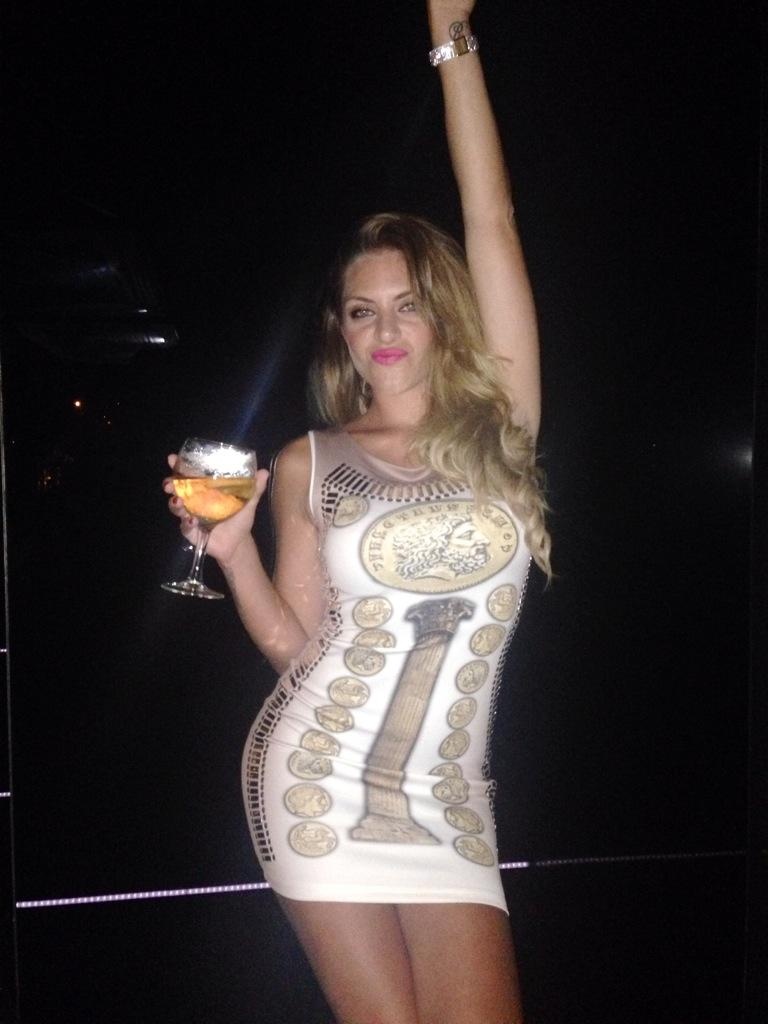 Ολυμπιακός: Ο έρωτας της Μάρτα για το... ελληνικό φόρεμα (photos)