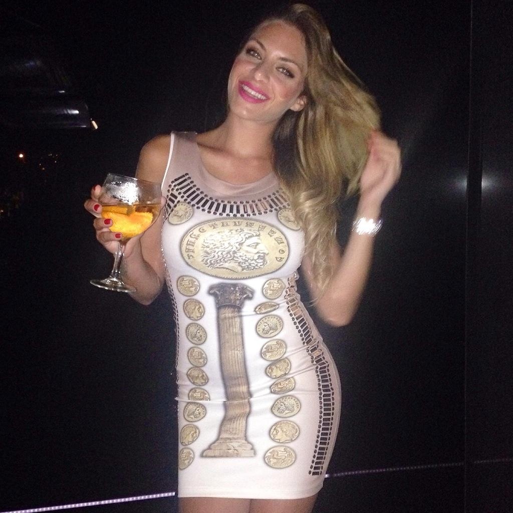 Ολυμπιακός: Ο έρωτας της Μάρτα για το... ελληνικό φόρεμα (photos)