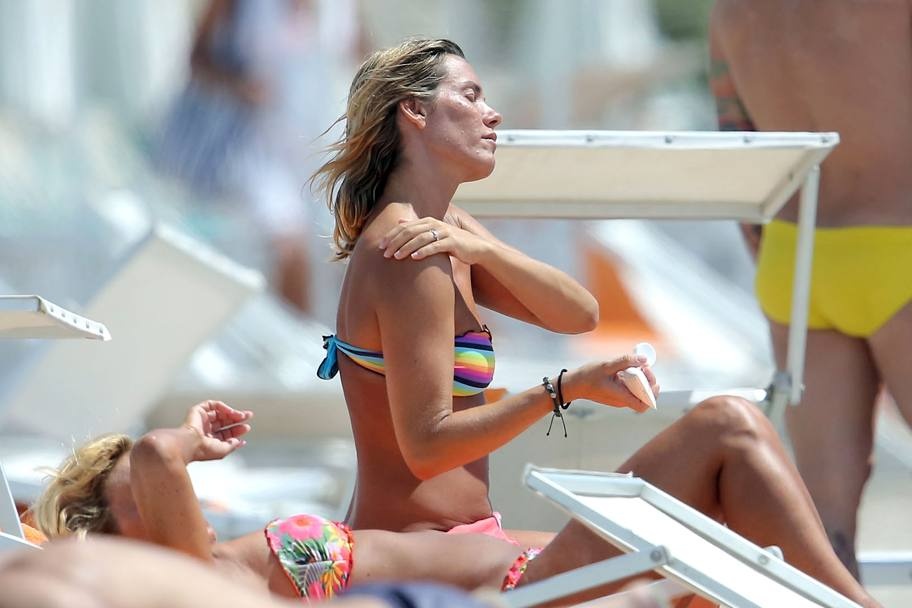 Αντρέα Πίρλο: Topless στην παραλία η πρώην του (photos)