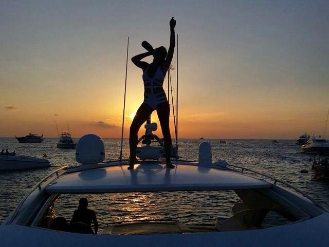 Ολυμπιακός: Ποζάρει στο ηλιοβασίλεμα με σαμπάνια η Μάρτα! (photo)