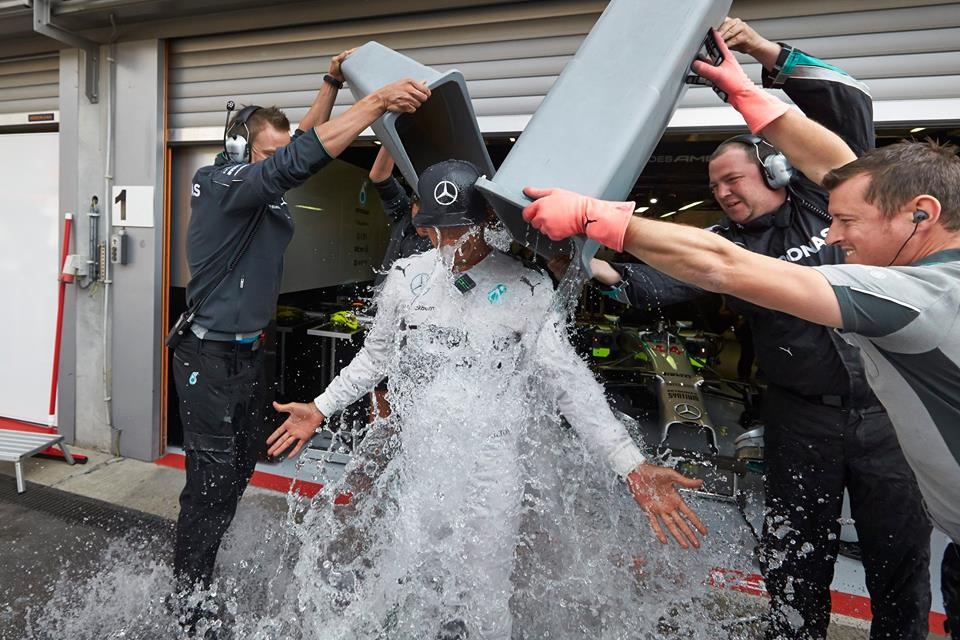Λιούις Χάμιλτον: «Ice Bucket» στην πίστα του Σπα (photos+video)
