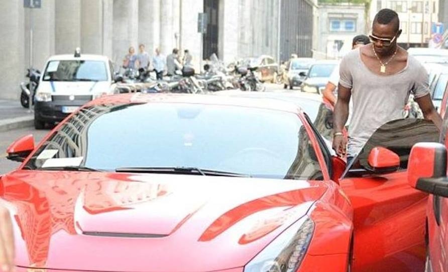 Λίβερπουλ: Όλα τα αυτοκίνητα του Μπαλοτέλι (photos)