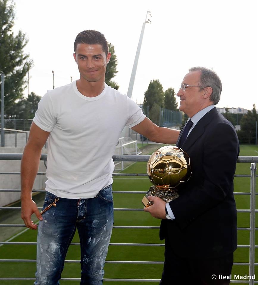 Ρεάλ Μαδρίτης: Έδωσε τη Χρυσή Μπάλα στον πρόεδρο ο Ρονάλντο (photos)