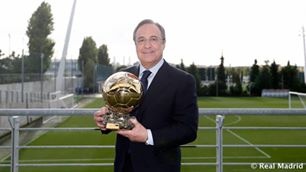 Ρεάλ Μαδρίτης: Έδωσε τη Χρυσή Μπάλα στον πρόεδρο ο Ρονάλντο (photos)