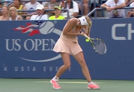 US Open: Πιάστηκε η ρακέτα στην κοτσίδα της Βοζνιάκι! (photos+video)