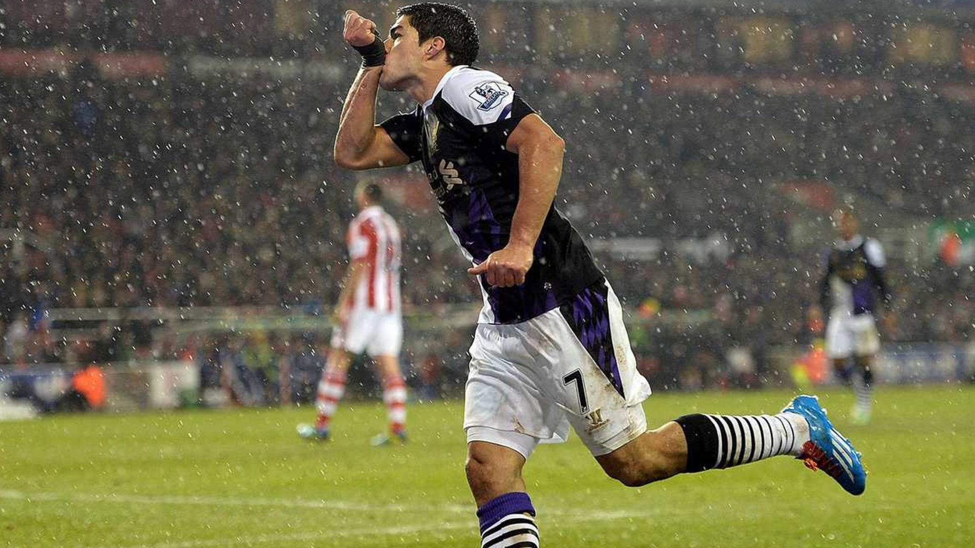 Η «κόκκινη» καριέρα του Σουάρεζ (video+photos)