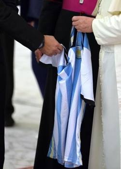 Όταν ο Θεός … της Αργεντινής (Μαραντόνα) συνάντησε τον Πάπα (videos +photos)