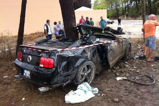 Μπενφίκα: Παίκτης της τράκαρε σε δέντρο! (photos)