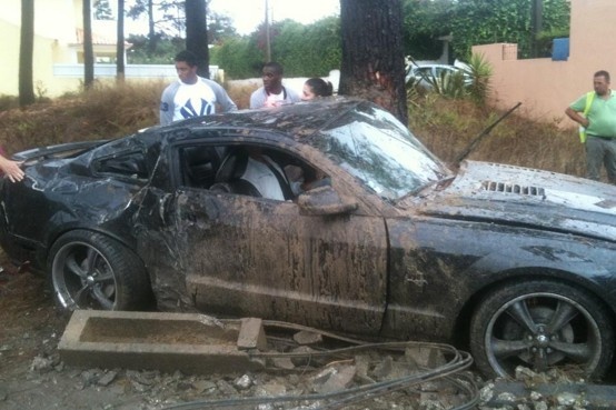 Μπενφίκα: Παίκτης της τράκαρε σε δέντρο! (photos)