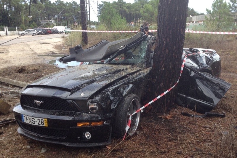 Μπενφίκα: Παίκτης της τράκαρε σε δέντρο! (photos)