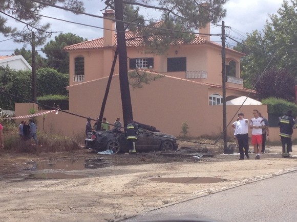Μπενφίκα: Παίκτης της τράκαρε σε δέντρο! (photos)