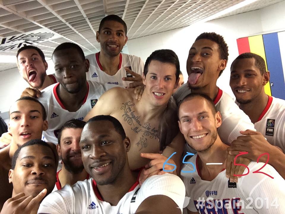 Μουντομπάσκετ: Έβγαλε... γλώσσα στη selfie ο Τεόντοσιτς (photos)