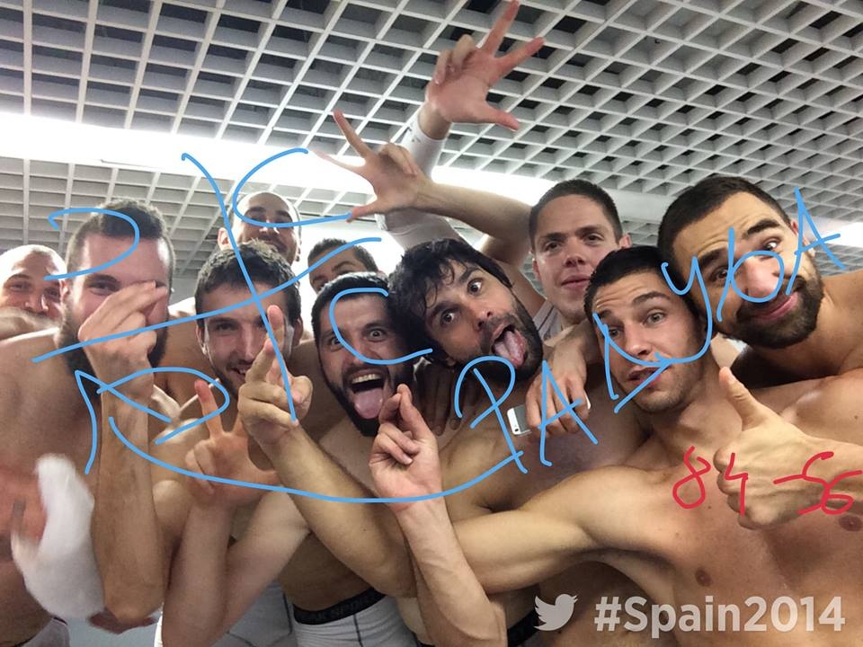 Μουντομπάσκετ: Έβγαλε... γλώσσα στη selfie ο Τεόντοσιτς (photos)