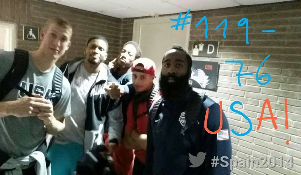 Μουντομπάσκετ: Έβγαλε... γλώσσα στη selfie ο Τεόντοσιτς (photos)