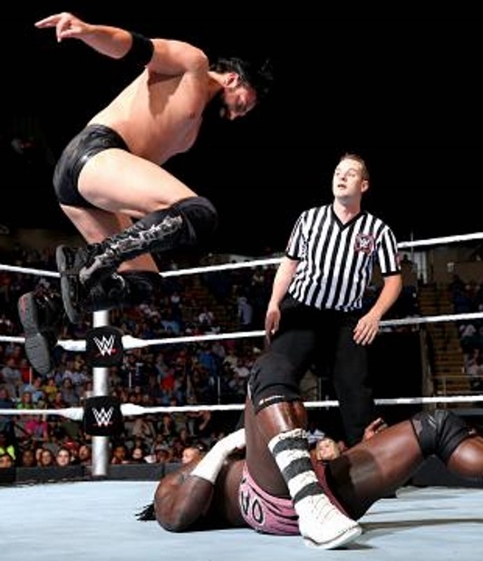 Main Event: Αγγαρεία για Seth Rollins (photos+videos)