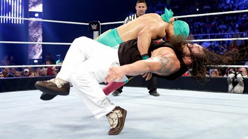 SmackDown: Reigns με Rollins και στη μέση ο… Rusev (photos+videos)