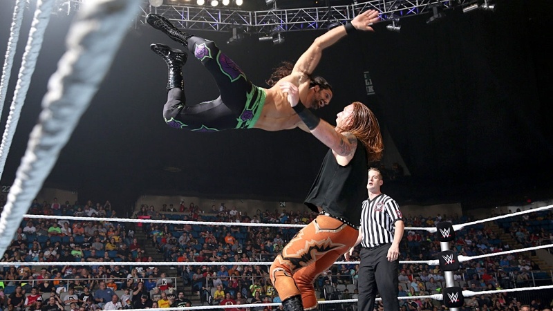 SmackDown: Reigns με Rollins και στη μέση ο… Rusev (photos+videos)