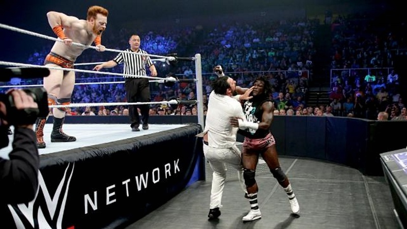 SmackDown: Reigns με Rollins και στη μέση ο… Rusev (photos+videos)