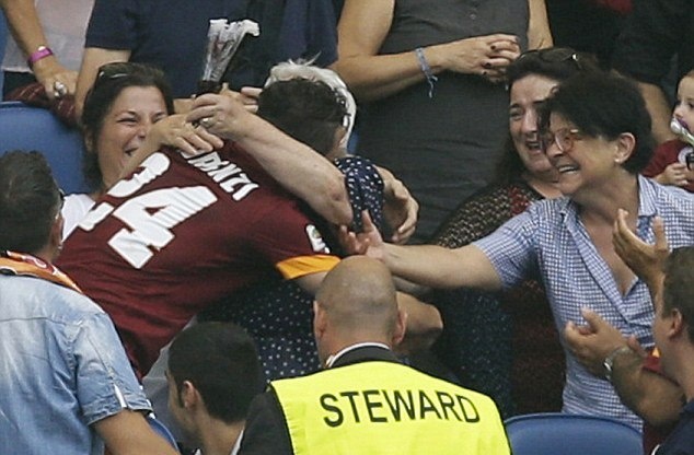 Ρόμα: Ο Φλορέντσι είδε κάρτα… αγκαλιάζοντας την γιαγιά του! (photos)