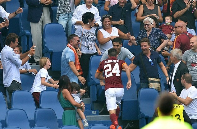 Ρόμα: Ο Φλορέντσι είδε κάρτα… αγκαλιάζοντας την γιαγιά του! (photos)