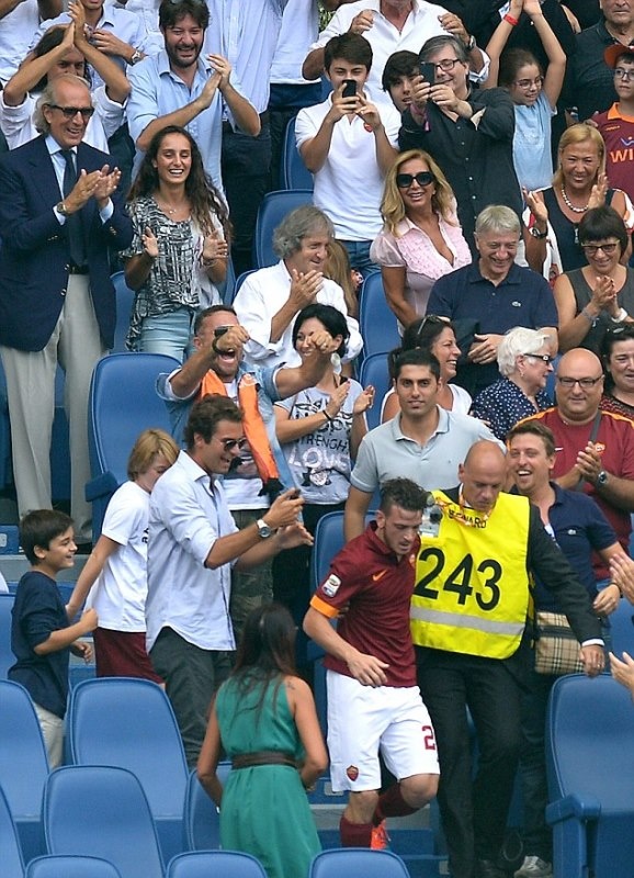 Ρόμα: Ο Φλορέντσι είδε κάρτα… αγκαλιάζοντας την γιαγιά του! (photos)